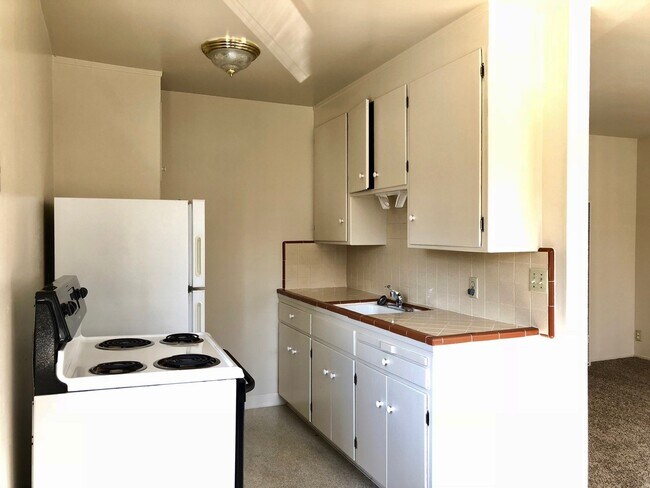 Building Photo - 484 N 5th St