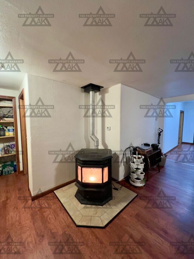 Foto del edificio - Charming Pet-Friendly 3-Bedroom Home with Garage & Wood Stove – North Pole