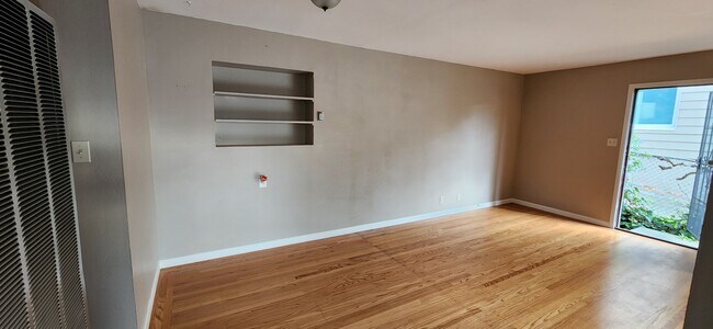 Sala de estar con estanterías empotradas - 2421 Damuth St