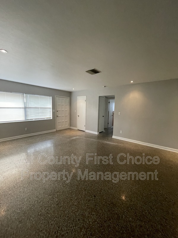 Building Photo - 2893 W Vina Del Mar Blvd