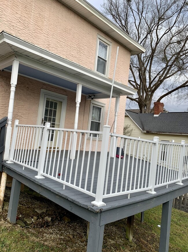 Building Photo - 916 Pine Rd