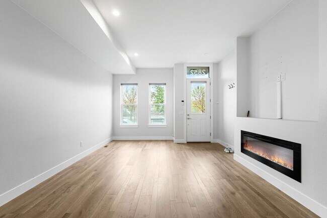 Building Photo - Modern 2BD, 2.5BA Five Points Townhome wit...