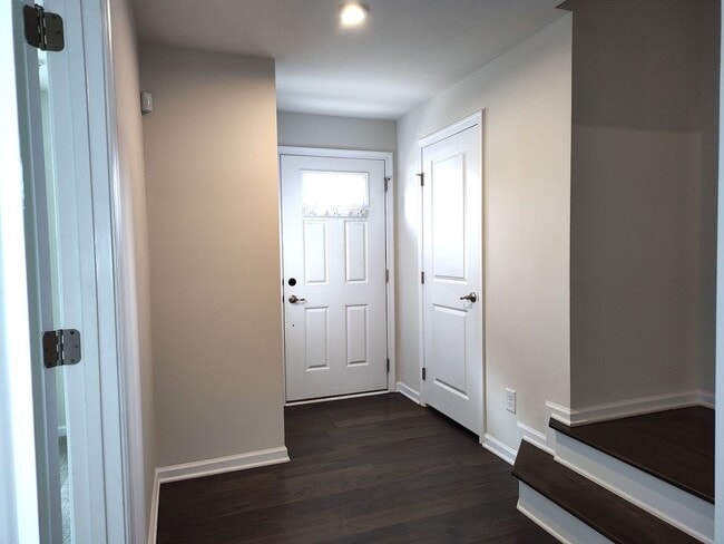 Foto del edificio - Pristine, 4 bed, 3.5 bath Townhome Located in the Kee Court Community!