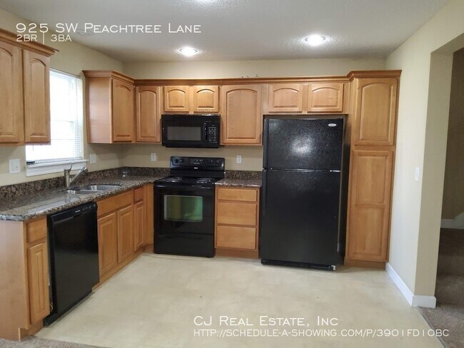 Building Photo - 925 SW Peachtree Ln