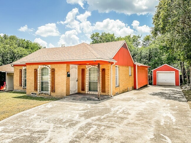Foto del edificio - 6340 Parkdale Dr