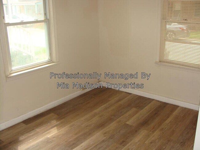 Building Photo - 204 McIntyre St