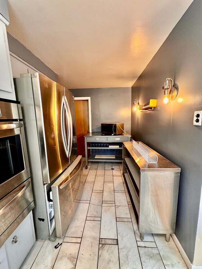 Building Photo - 3 Bedroom Home with Parking