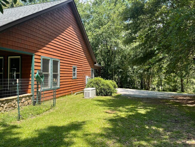 Foto del edificio - Charming 2 Bed, 2 Bath Custom Ranch on 5 P...