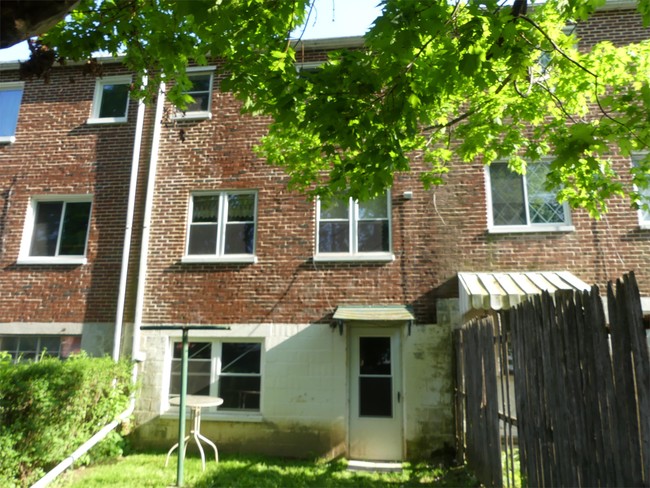 Building Photo - 831 E Marion St
