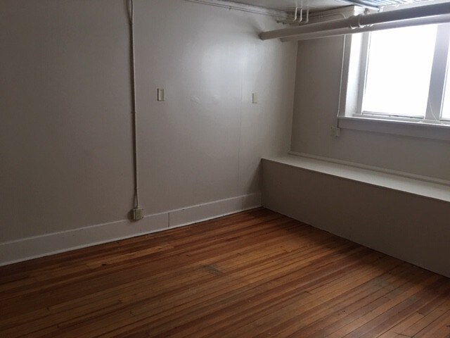 Building Photo - 618 W Cedar St