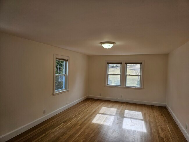 Building Photo - 419 Pond St