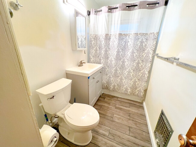 Baño recién reformado - 15875 Lawrence Dr