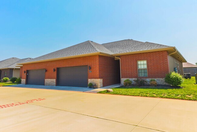 Foto del edificio - NEW LUXURY 3 BED 2 BATH 2 CAR GARAGE DUPLEX