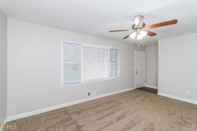 Building Photo - 5721 Crestview Dr