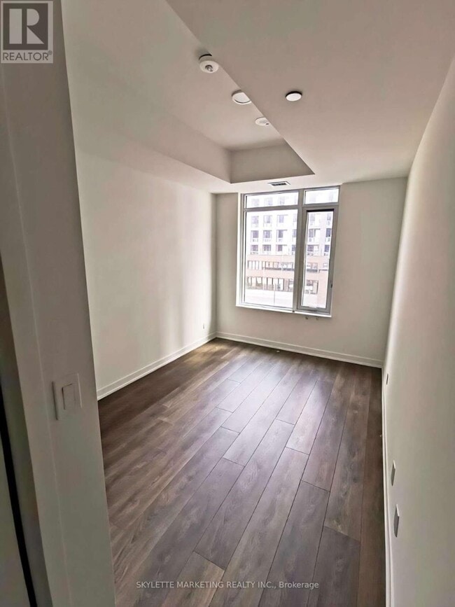 Photo du bâtiment - 8 Beverley Glen Blvd