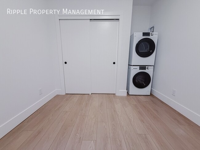 Building Photo - AMAZING 2 BEDS, 1 BATHS MULTIPLEX | AIR CONDITIONING & WINDOW COVERINGS