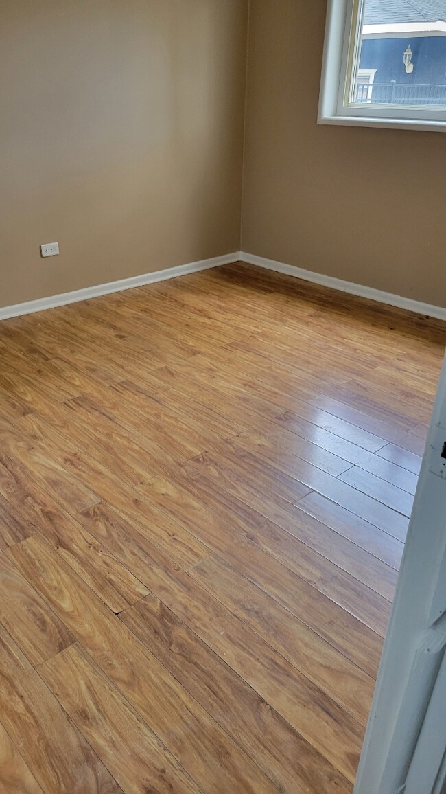 Master bedroom - 14721 Dorchester Ave