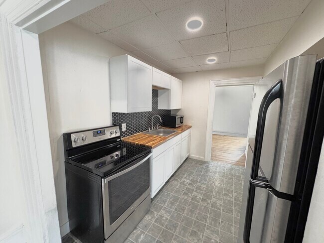 Building Photo - 112 Elm St