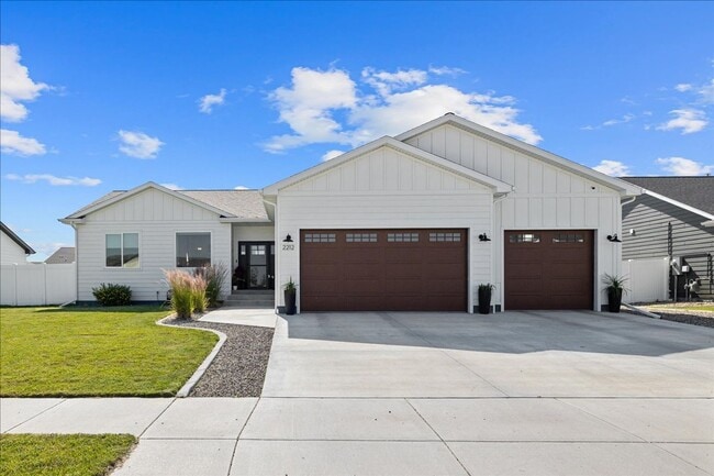Building Photo - Beautiful Heights Home!