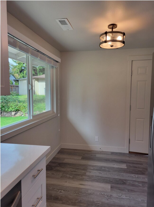 Foto del edificio - REMODELED CORNER LOT IN RENTON