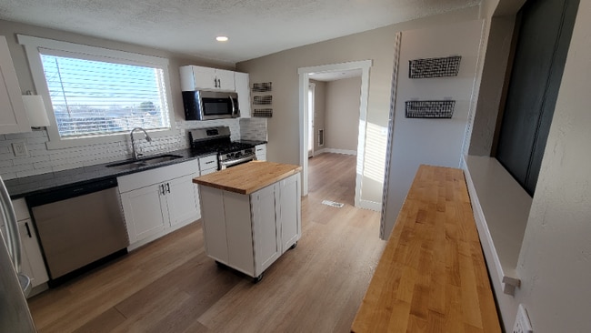 Building Photo - 668 Ann St