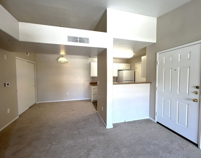 Building Photo - 950 Seven Hills Dr