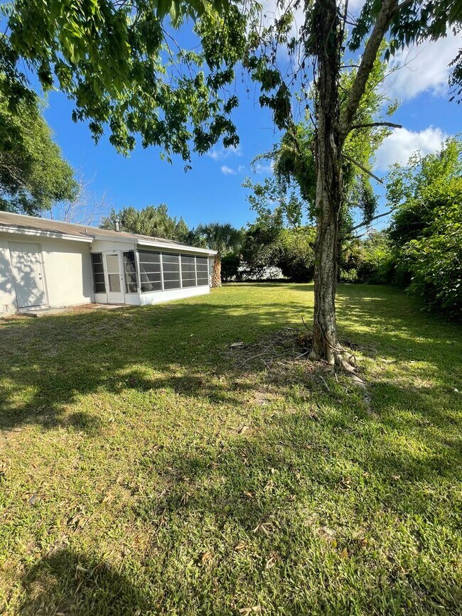 Foto del edificio - 3 Bed 1 Bath Home | Pet Friendly Fenced Yard | Washer Dryer Hook Ups | Section 8 Welcome