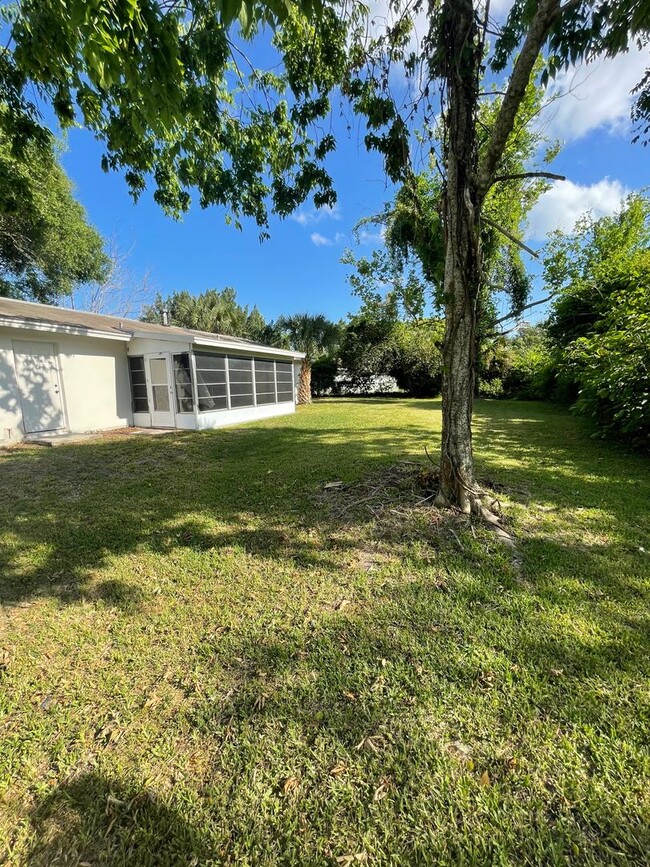 Building Photo - 4 Bed 1 Bath Home With Fenced Yard Pet Fri...