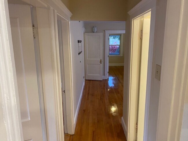Building Photo - 4 bed in Somerville