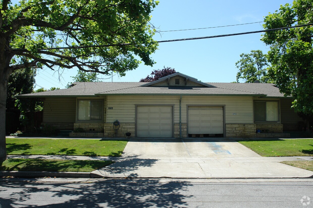 Building Photo - Duplex