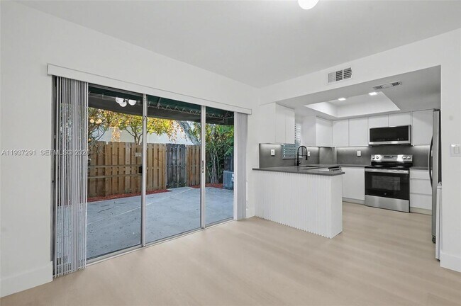 Foto del edificio - 12224 SW 52nd Pl