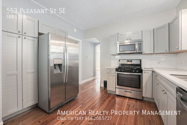 Building Photo - 553 Pleasant St SE