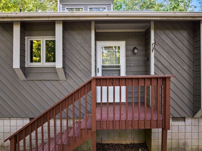 Building Photo - Newly Updated 2 Bedroom, 2 Bath Duplex nea...