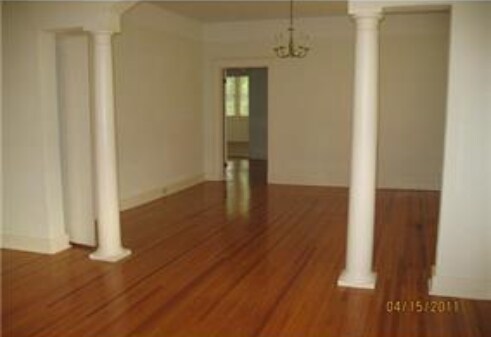 Foto del edificio - Spacious Upper Duplex