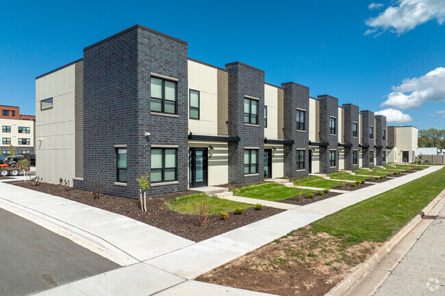 Building Photo - Berkshire Ashwaubenon Townhomes