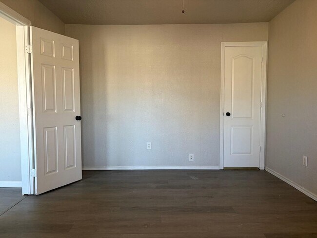 Foto del edificio - 5402 Lyndhurst Dr
