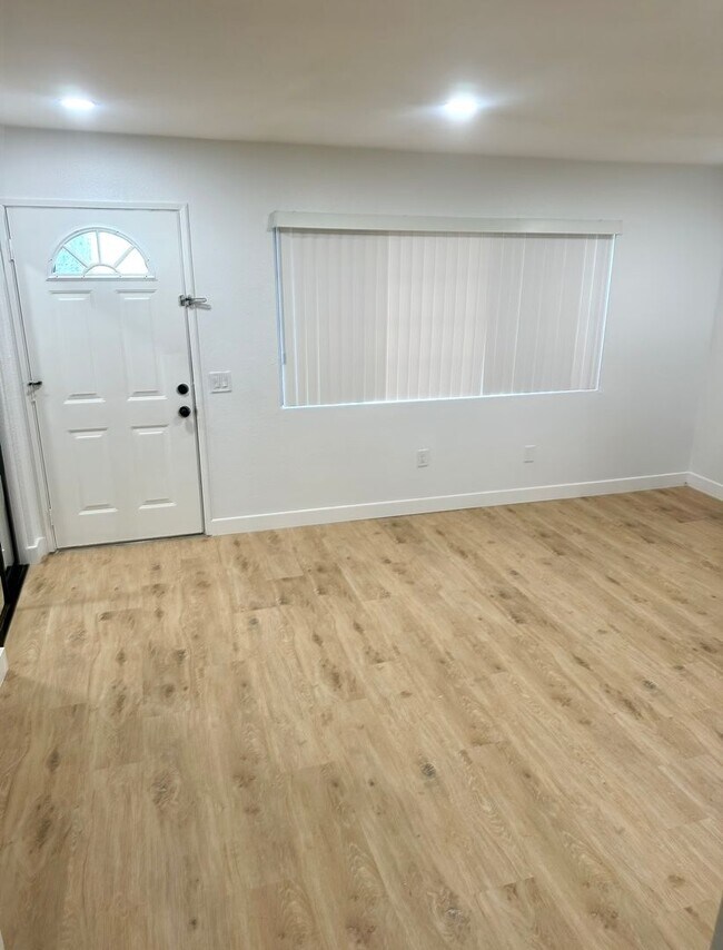 Building Photo - Beautiful & Cozy West Hills Adjacent Condo in Secure Building - MOVE IN READY