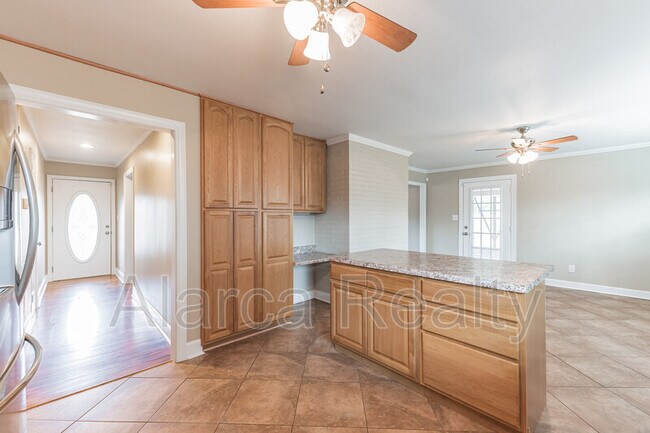 Building Photo - 83 Tulip Ave SW