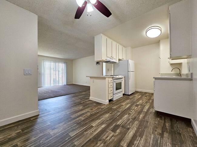 1BR, 1 BA- 728 SF - Parkwood Gardens *$500 Off*