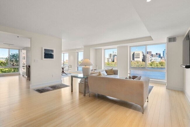 Foto del edificio - 75-83-83 Cambridge Pkwy