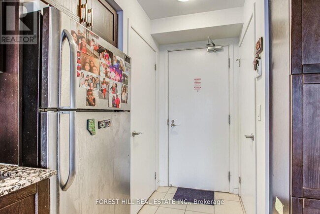 Photo du bâtiment - 800-1800 Lawrence Ave W