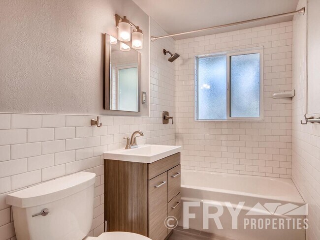 Building Photo - Updated Condo in Highlands Square