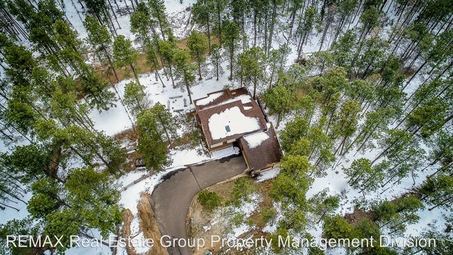 Foto del edificio - 2727 Evergreen Rd