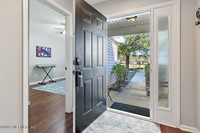 Building Photo - 4 bed 2 bath home in Heron Isles