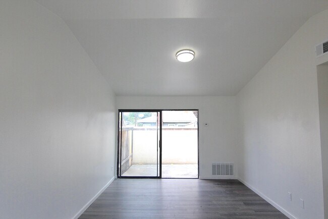 Building Photo - 9505 Arlington Ave