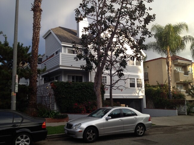 Building Photo - 839 N Hayworth Ave