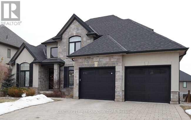 Photo du bâtiment - 2369 Torrey Pines Way