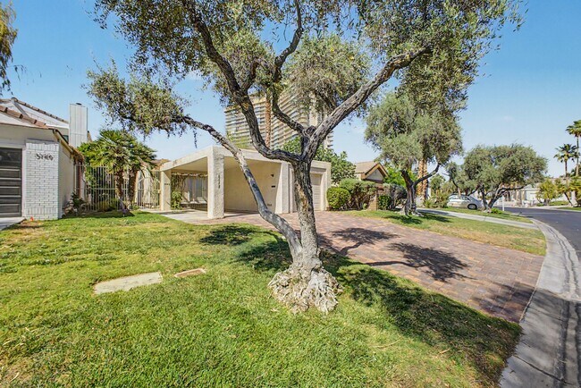Foto del edificio - Las Vegas Country Club on the Golf Course!