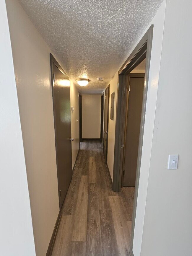 Building Photo - Parkwood Apartments