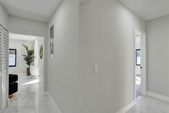 Building Photo - 3 bedroom in Miami FL 33150
